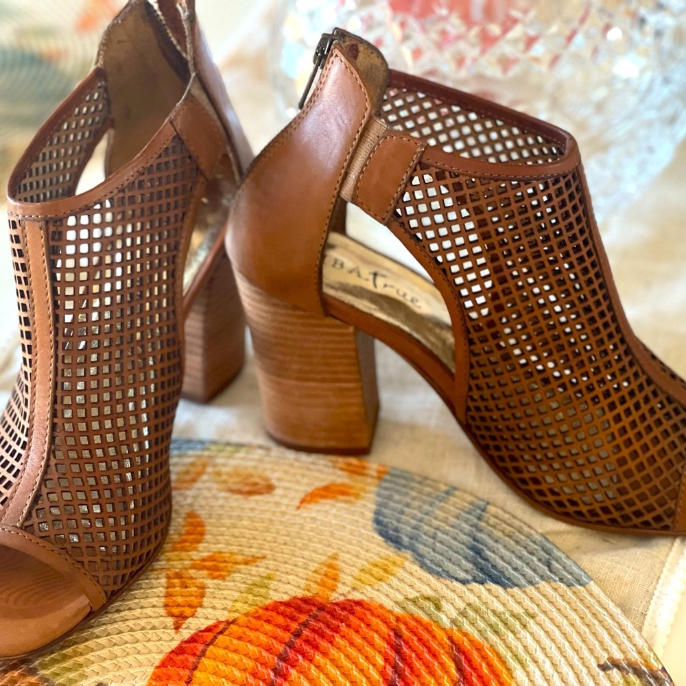 Diba True Open Peep Toe Tan Leather Mesh Booties Size 8 Super Cite for Fall!
